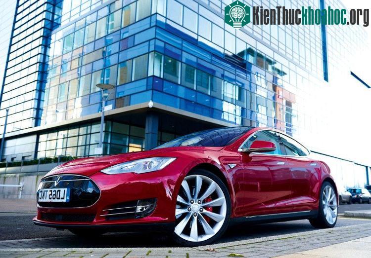 Model S 100D là một phiên bản có tính năng sáng giá.