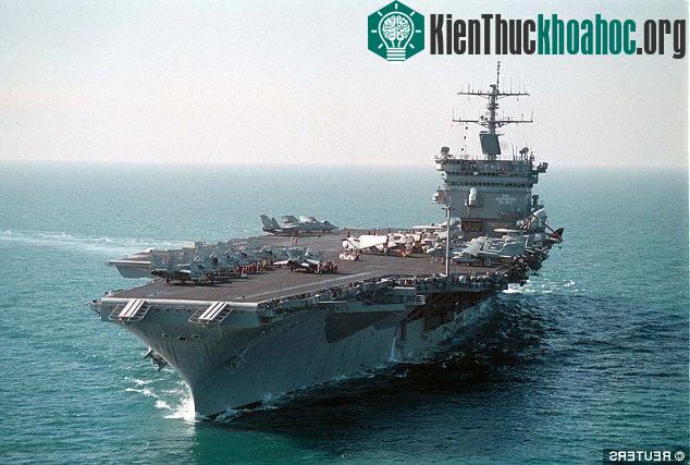 Tên lửa mini thông minh có thể bắn ra từ tàu chiến. (Ảnh: REUTERS).
