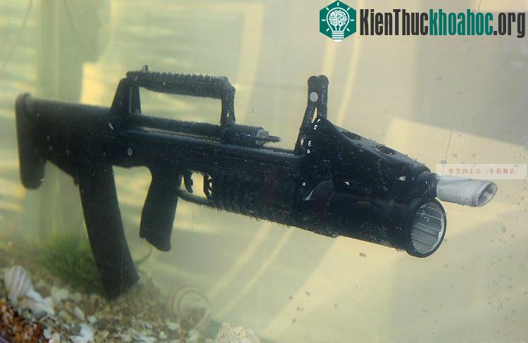 Súng trường có thể bắn trên cạn lẫn dưới nước ADS của Nga. (Ảnh: armyrecognition.com).