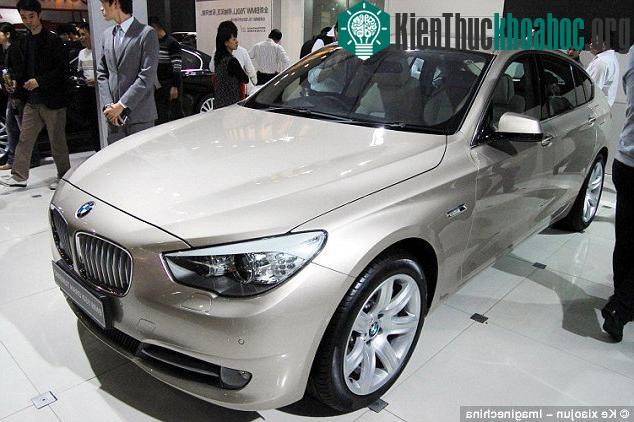 Hãng xe BMW có một dịch vụ tích hợp riêng cho phép nhân viên trung tâm có thể "khóa hoặc mở cửa xe từ xa nếu cần thiết".