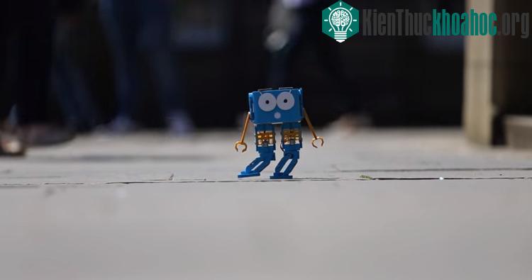 Robot Marty có thể nhún nhảy.