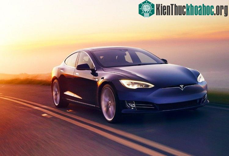 Chiếc xe đưa người ngồi đằng sau tay lái tới văn phòng của Tesla và người này không cần can thiệp gì.