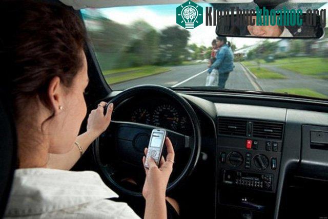 Nhắn tin khi lái xe hơi đã trở thành thói quen khó bỏ của nhiều người