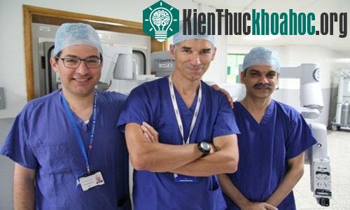 Nhóm bác sỹ bệnh viện Guy's điều khiển robot tiến hành ca ghép thận. (Ảnh: Guy's and St Thomas'NHS Foundation Trust).