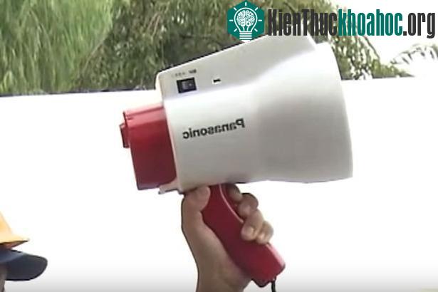 Loa phiên dịch có thể dịch tiếng Nhật sang ba ngôn ngữ khác. (Ảnh: ANN News).