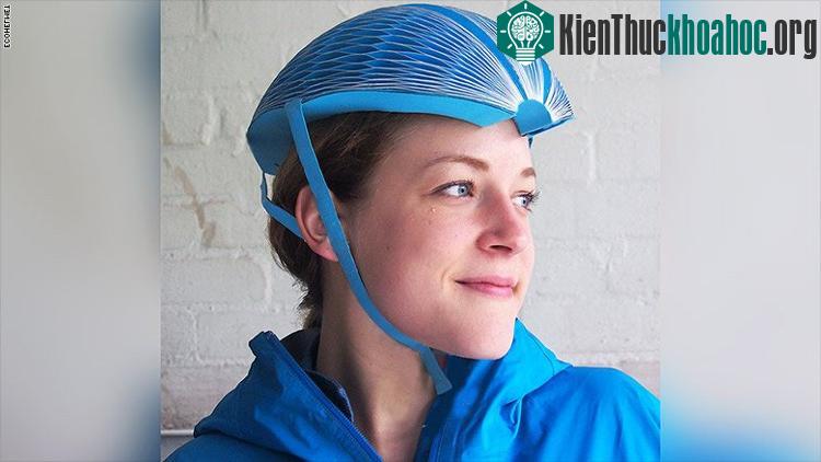 Mũ bảo hiểm bằng giấy có tên EcoHelmet - (Ảnh: CNN).