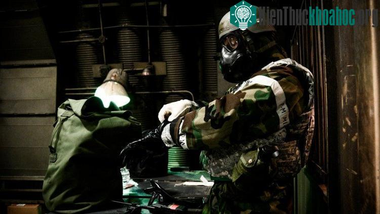 Sĩ quan Mỹ mặc bộ đồ bảo vệ hóa học trong một buổi tập mô phỏng cuộc tấn công tên lửa tại căn cứ Osan Air Base của Mỹ tại Hàn Quốc vào tháng 5/2016. (Ảnh: Travis Edwards/U.S. Air Force).