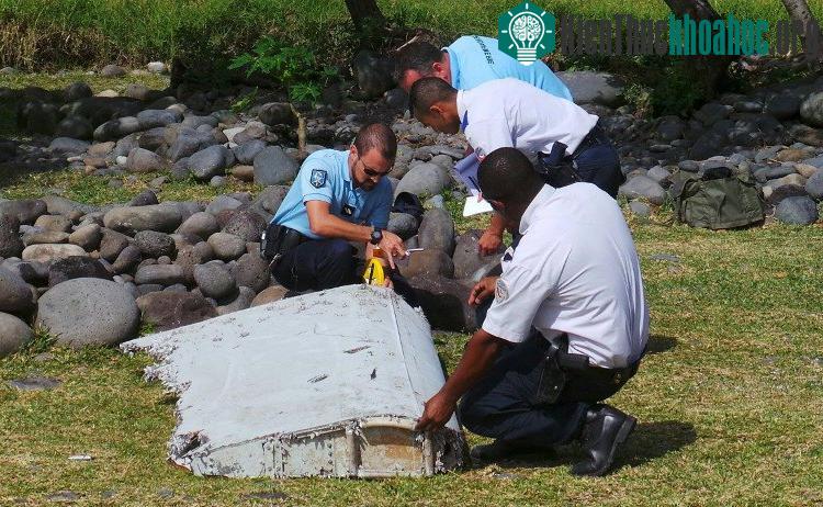 Mảnh vỡ cánh phụ của Mh370 được tìm thấy trên đảo Reunion của Pháp vào tháng 7/2015. (Ảnh: Reuters).