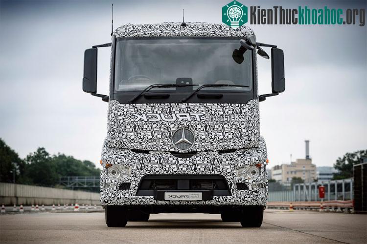 Chiếc Urban eTruck không khác biệt nhiều so với những chiếc đầu kéo truyền thống.