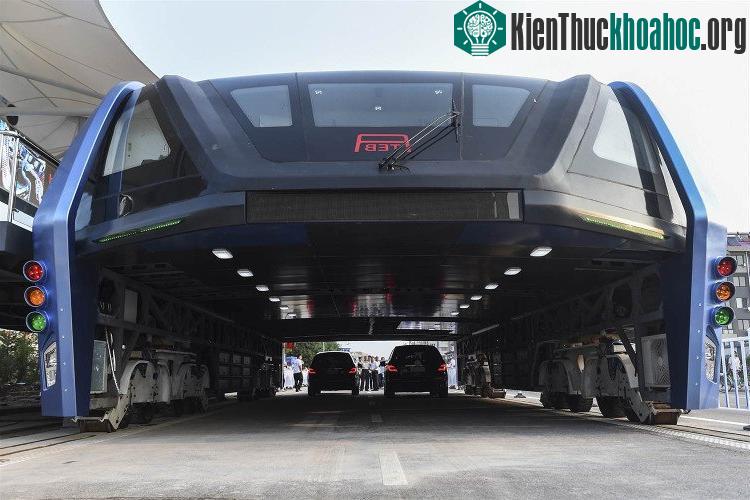 Mẫu xe buýt TEB đầu tiên được chạy thử nghiệm. (Ảnh: Xinhua).