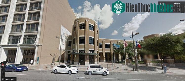 Trường Cao học El Centro. Johnson bị vây và đang trốn ở tầng hai.