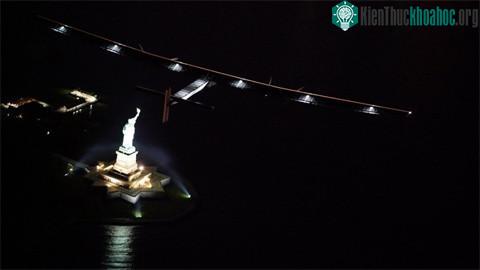 Máy bay Solar Impulse 2 bay sát Tượng thần Tự do ở New York. (Ảnh từ www.foxnews.com).