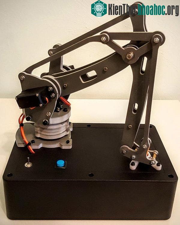 Người đã chế tạo ra con robot này là kỹ sư Alexander Reben.
