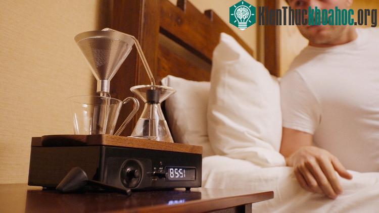 Máy báo thức kiêm pha chế Barisieur.