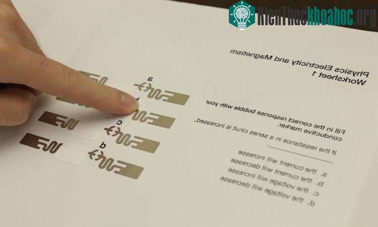 "Giấy thông minh" có gắn chip hỗ trợ sinh viên làm bài thi trắc nghiệm và gửi đáp án nhanh chóng đến giáo viên. (Ảnh: Quartz).
