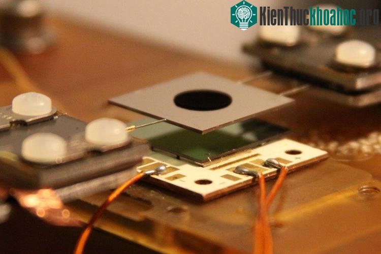 Viên pin năng lượng Mặt Trời đang được thử nghiệm. (Nguồn: Phys.org).