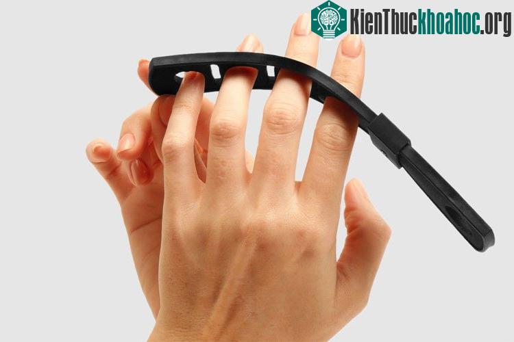 Tap Strap - Chiếc bàn phím Bluetooth đeo tay cực kỳ độc đáo.