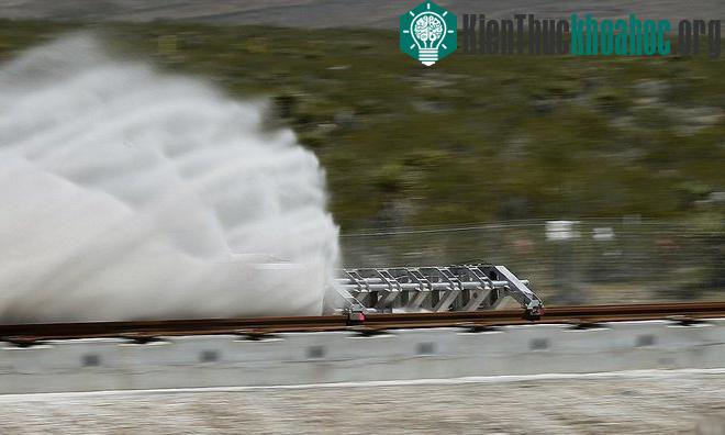 Thử nghiệm diễn ra hôm qua ở Nevada tập trung vào một phần trong thiết kế đầy thách thức, và chạy trên đường tàu thông thường thay vì ống bán chân không để giảm lực cản khí.
