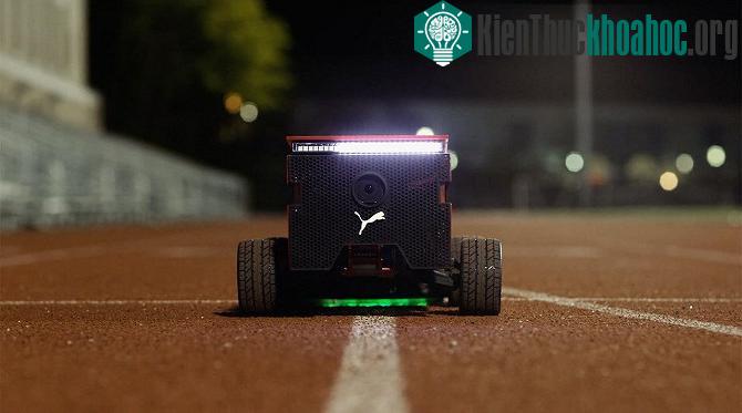 Chú robot này có thể điều chỉnh ở nhiều tốc độ khác nhau thông qua một ứng dụng trên smartphone.