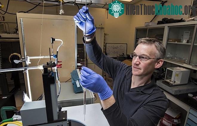 Thử nghiệm tạo sắt nitride trong phòng thí nghiệm Sandia. (Ảnh: Randy Montoya).