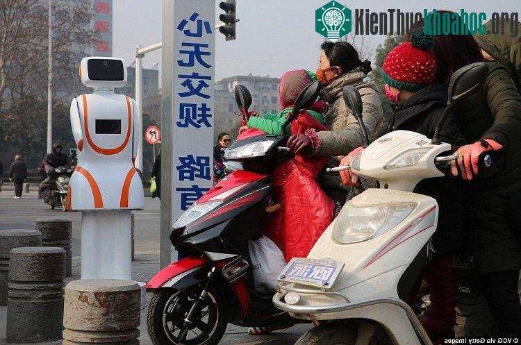 Cảnh sát robot được lắp ở ngã tư đường.