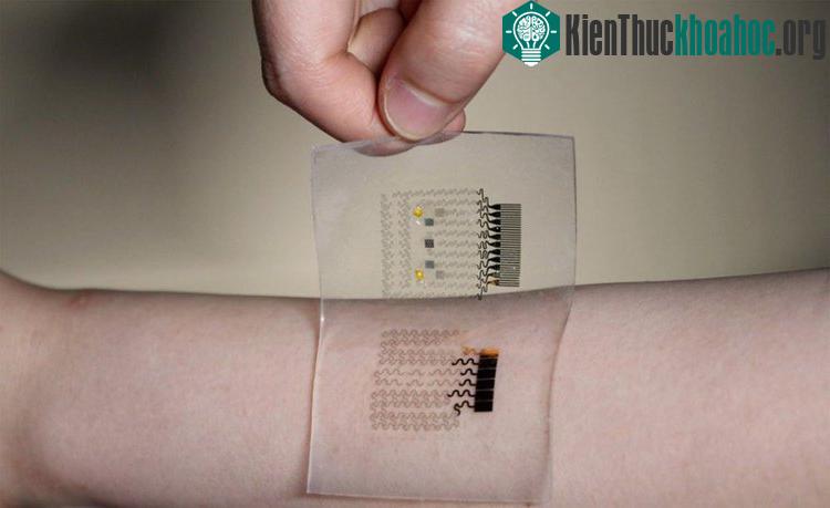 Miếng dán graphene giúp theo dõi lượng đường trong máu. (Ảnh: MIT Technology Review)