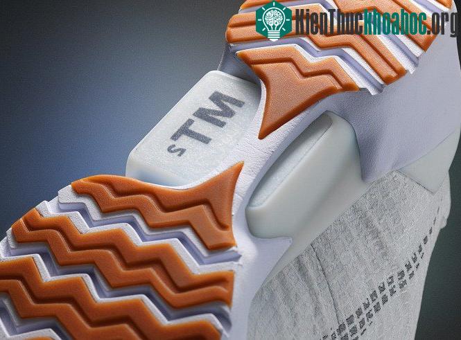 Thiết kế đế giày đặc biệt của giày thể thao có thể tự buộc dây.