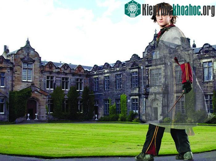 Chiếc áo choàng tàng hình của nhân vật Harry Potter trong bộ phim cùng tên. (Ảnh: Get Daily Updates).