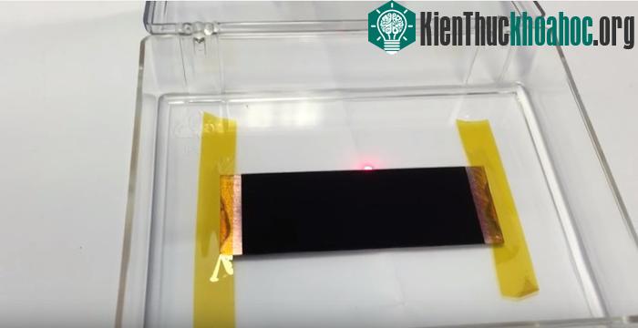 Vantablack được tạo ra nhờ phát triển một rừng ống nano carbon trên những bề mặt nhôm.