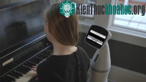 Robot này được trang bị hàng loạt cảm biến, microphone và có cả máy chiếu.