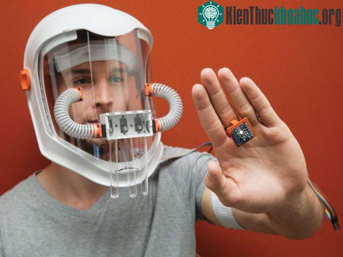 Zachary Howard đã tạo ra một thiết bị có thể ngửi được màu sắc với mong muốn trải nghiệm một cảm giác hoàn toàn mới.