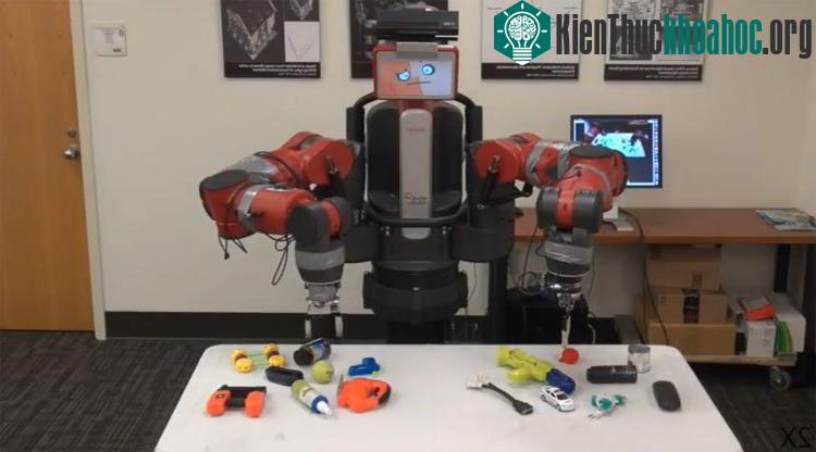 Robot đang học cầm nắm đồ vật. (Ảnh chụp từ clip).