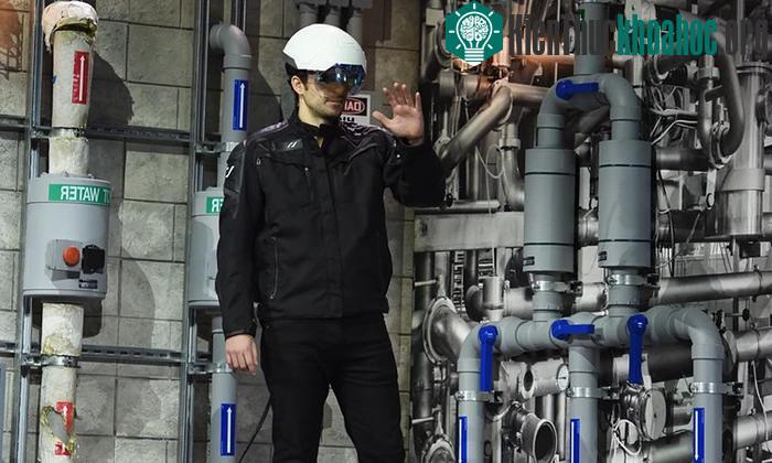 Intel đã trình làng mũ bảo hiểm Daqri Smart Helmet, sử dụng camera 3D RealSense - một công nghệ dạng thực tế ảo.