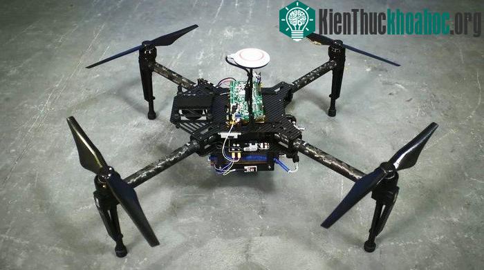 Theo nhà sản xuất, nhiên liệu được chứa trong một ngăn riêng và cần phải nạp vào khi hết.
