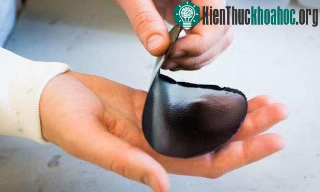 Mỗi tờ giấy đường kính 15cm có thể trữ được một Fara điện. (Ảnh: Thor Balkhed).
