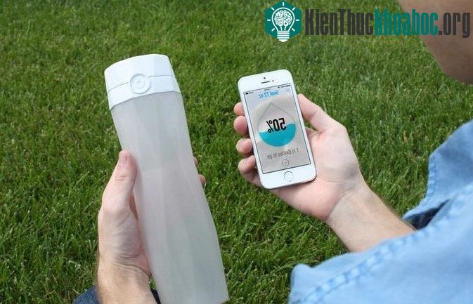Chai nước nhắc chúng ta uống nước mỗi ngày.