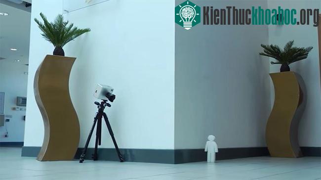 Máy ảnh nhìn vòng qua góc tường trong thí nghiệm.