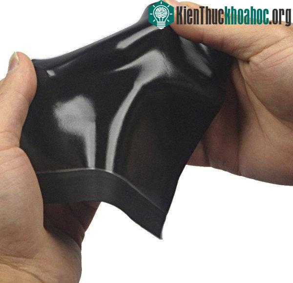 Chiếc bàn phím được làm từ cao su nên có thể kéo dãn một cách linh hoạt, quấn trên nhiều vật thể khác nhau​