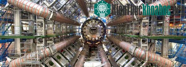 Máy gia tốc hạt LHC.