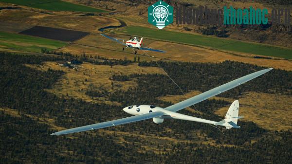 Perlan 2 Glider (sải cánh 25m, nặng 816kg)&nbsp;được một máy bay thông thường kéo lên rồi&nbsp;sau đó thả xuống để “lướt sóng”. (Nguồn: Dự án&nbsp;Perlan và Tập đoàn Airbus).
