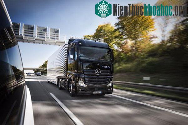 Chiếc Mercedes-Benz Actros đang chạy trên đường A8 - (Ảnh: RT/Twitter).