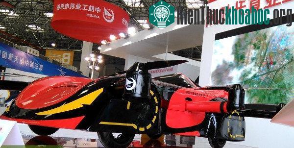 Chiếc xe có thể bay lên thẳng nhờ hệ thống 6 cánh quạt giấu trong thân xe. (Ảnh: Xinhua).