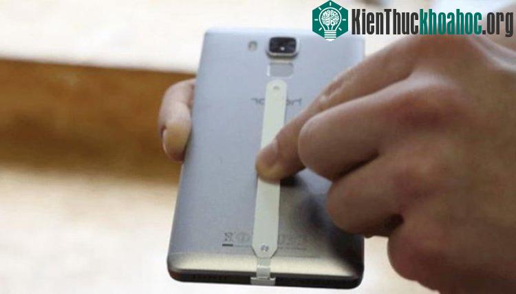 Bộ sạc này cho phép nhiều thiết bị được sạc điện cùng lúc.