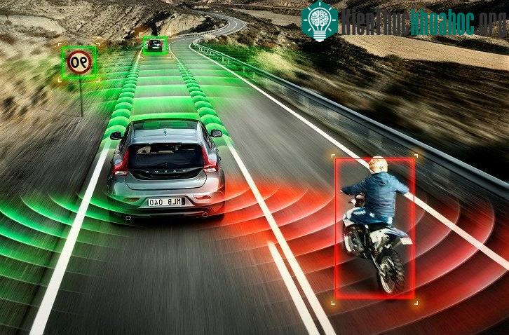Để bảo đảm an toàn, xe tự lái sẽ phải giảm tốc độ và chạy thật chậm khi phát hiện có người đi bộ bên đường.
