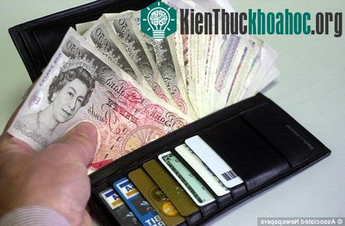 Chiếc kính này còn được bổ sung thêm chức năng phát sáng cảnh báo khi bạn để quên ví ở nơi công cộng.