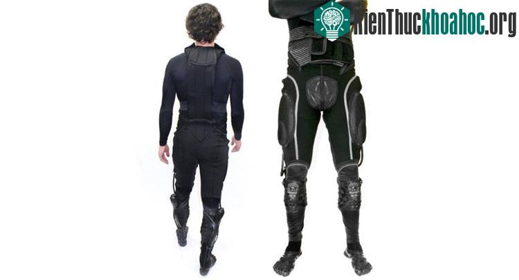 Trang phục rất gọn nhẹ và có thể mặc kèm những loại quần áo khá.