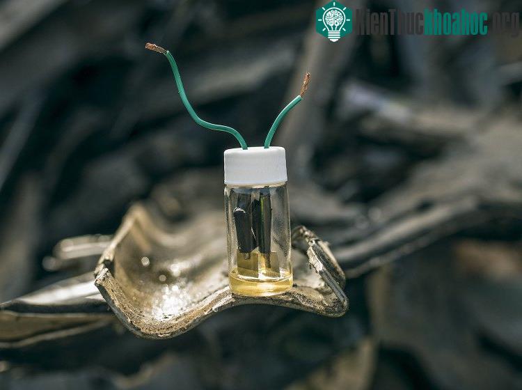 Loại pin mới nhỏ gọn trong một chiếc bình thủy tinh.