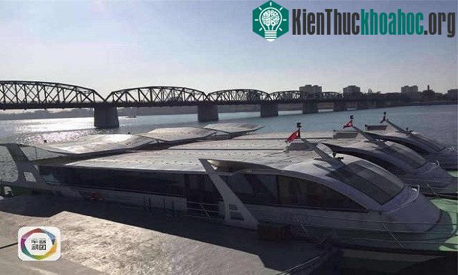Ba chiếc thuyền Ngọc Lưu đậu bên bờ sông được đánh số thứ tự trên đuôi thuyền.