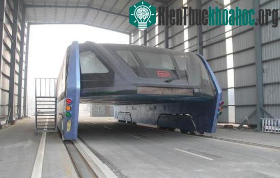 Chiếc xe đang nằm bất động do cạn vốn. (Ảnh: The Paper).