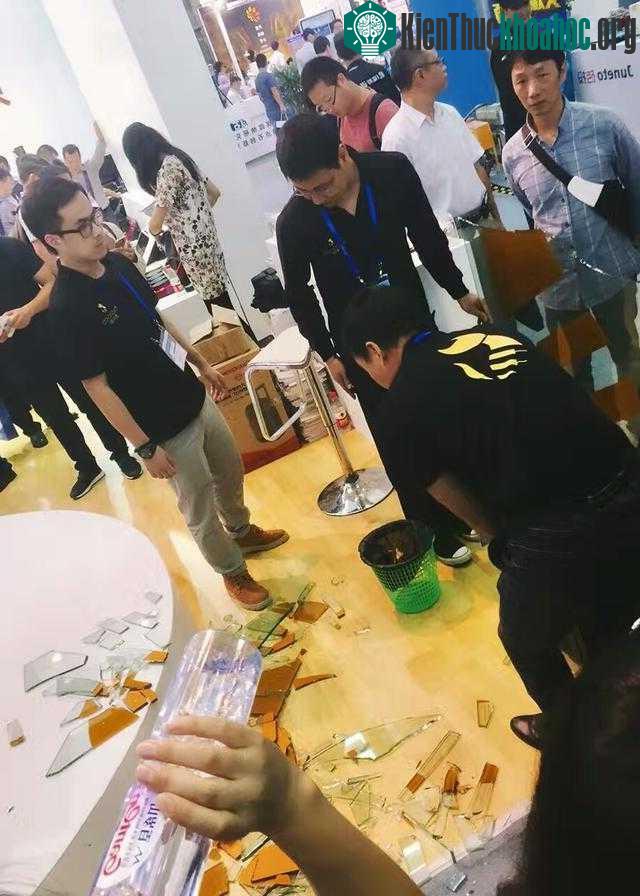 Hiện trường nơi con robot bất ngờ đập vỡ kính gian hàng. (Ảnh: CCTV News).